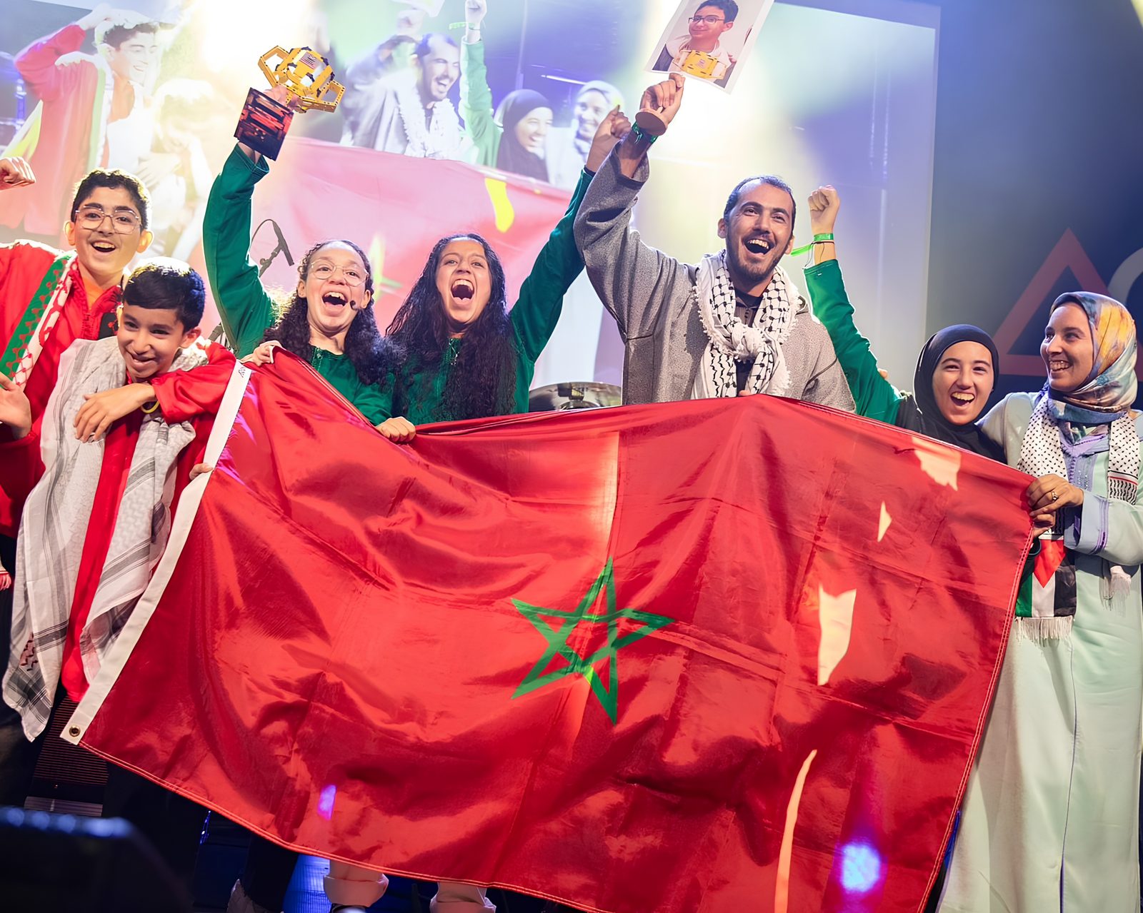 Fatima-Zahra Benyaaqoub, fondatrice de La Parenthèse Enchantée, en atelier avec des enfants